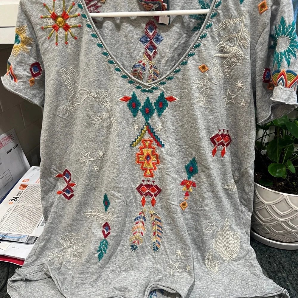 Johnny Was gray cotton tee with beautiful embroidery - Picture 1 of 5